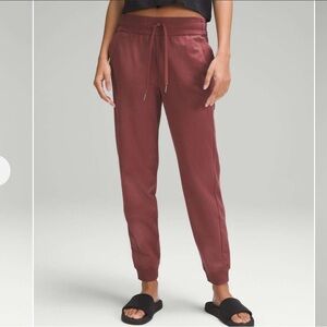 Lululemon Scuba High-Rise French Terry Jogger
Smoky Red size 6